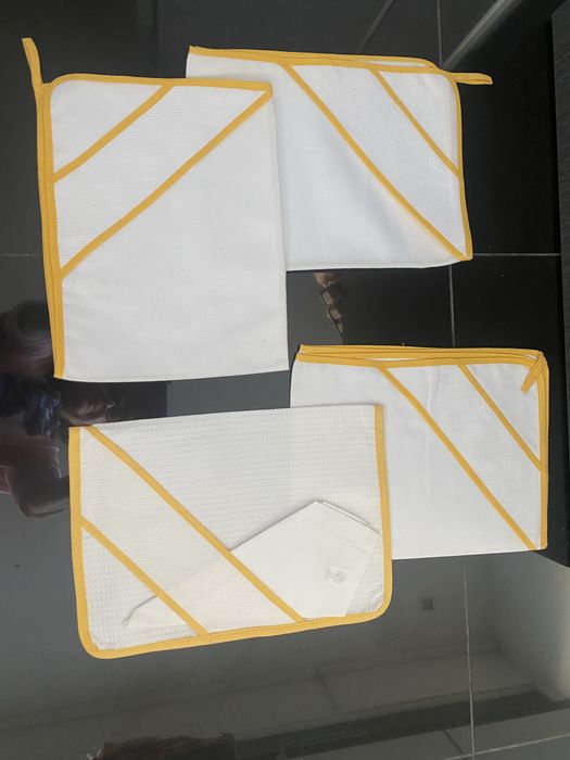 Set of 4 kitchen towels and 1 napkin