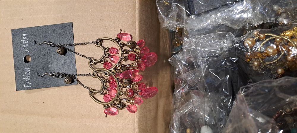 Várias pulseiras brincos e fios