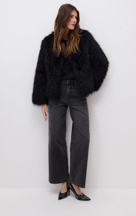 Жіноча укорочена шуба з фактурного екохутра