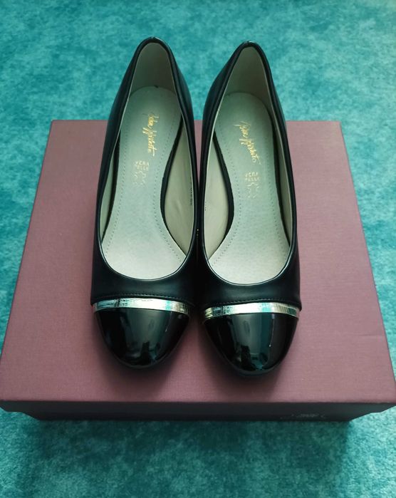 Eleganckie czółenka z ozdobnym paskiem