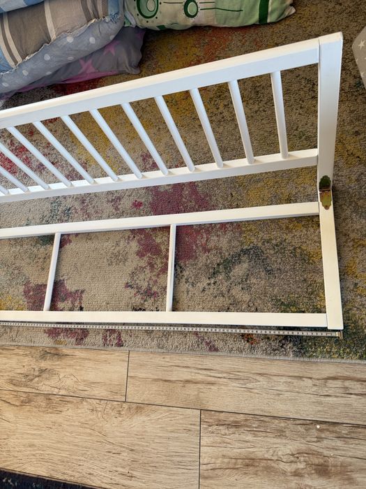Barierka zapiezpieczajaca do łóżka dla dzieci biała