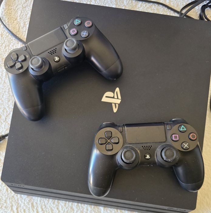 PS4 Pro 1TB Fortnite Edition + 2 comandos originais DualShock 4