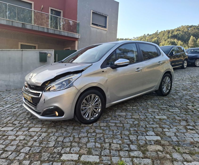 Peugeot 208 1.6 BlueHDi Style Apenas 111 Mil Kms Nacional de 2016/11