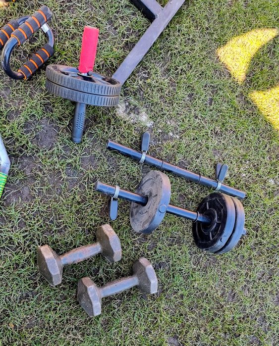 Siłownia, ławeczka skośna, obciążenie, akcesoria