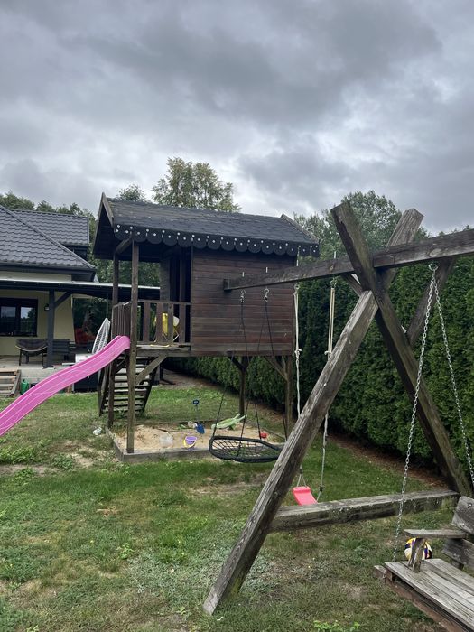 Domek hustawki zjezdzalnia