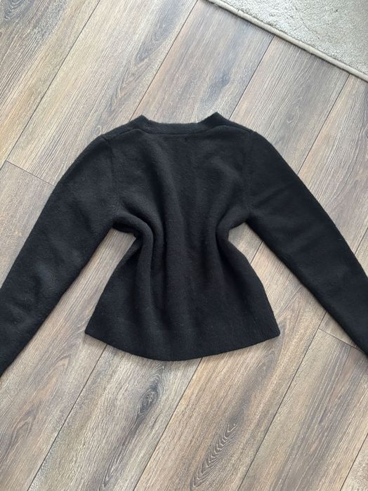 Czarny sweter Reserved