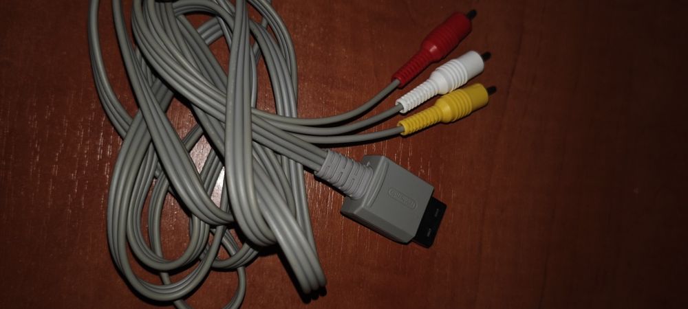 Продам приставку Nintendo Wii (японська версія) з грою та джойстиками.