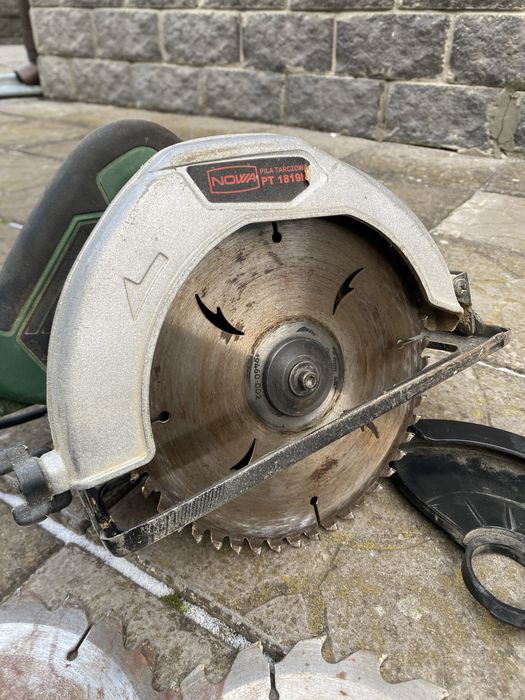 Пила торцова з дисками в робочому стані