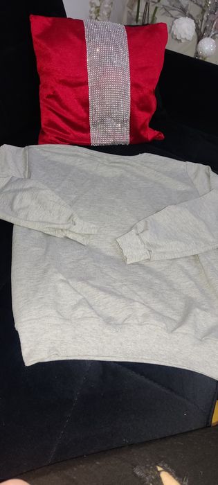 Bluza szara   na czarnym tle z napisami