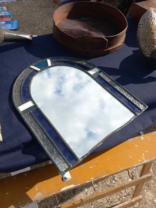 Espelho vitral em arco, estilo que pode variar entre Gótico e Tiffany