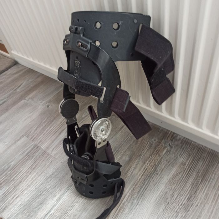 Післяопераційний орто-бандаж колінного суглоба