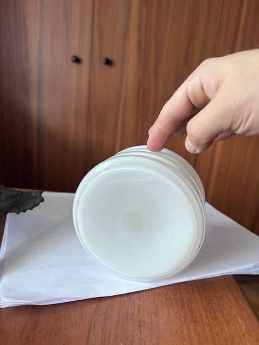 Biały wazon - kręgi retro prl