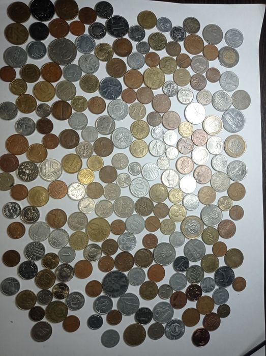 Монеты разных стран, годов и номиналов.