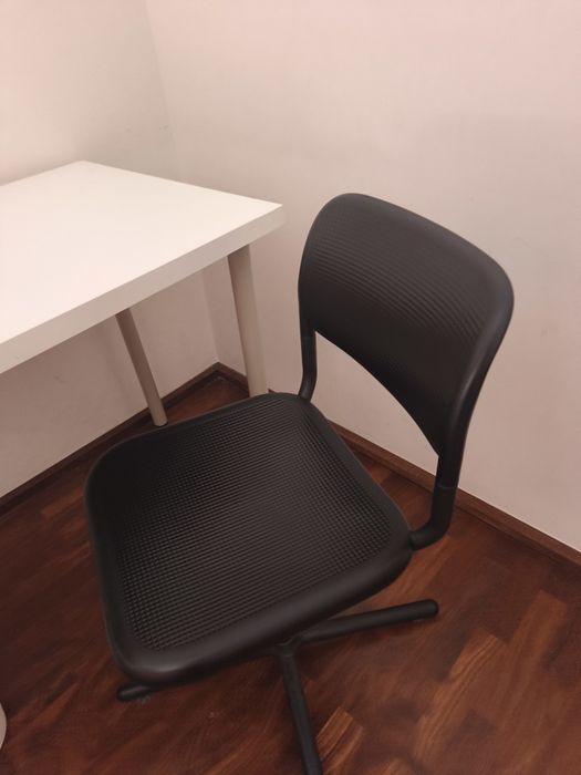 Secretaria IKEA com cadeira como novas
