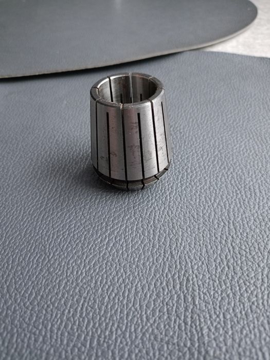 Tuleją zaciskowa er 40     24-25mm