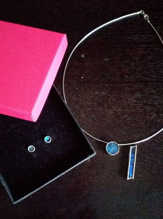 Colar e brincos com células solares verdadeiras