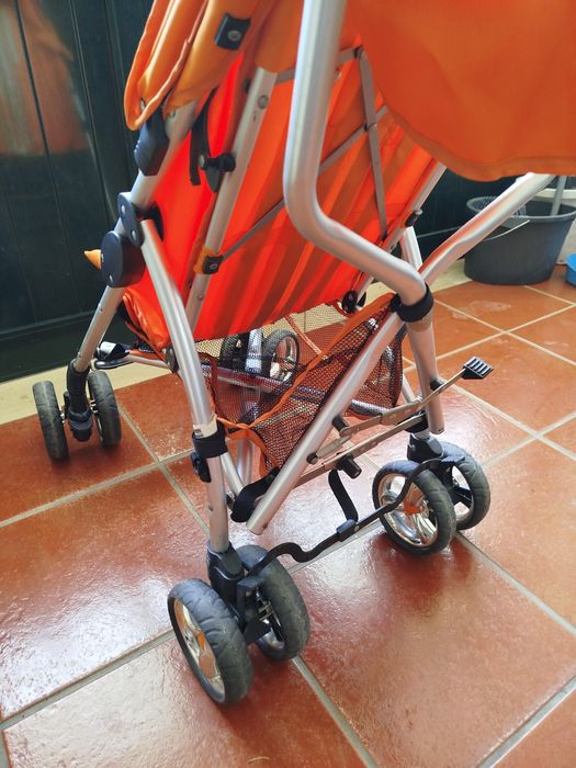 Carrinho de bebé articulado para fácil arrumação