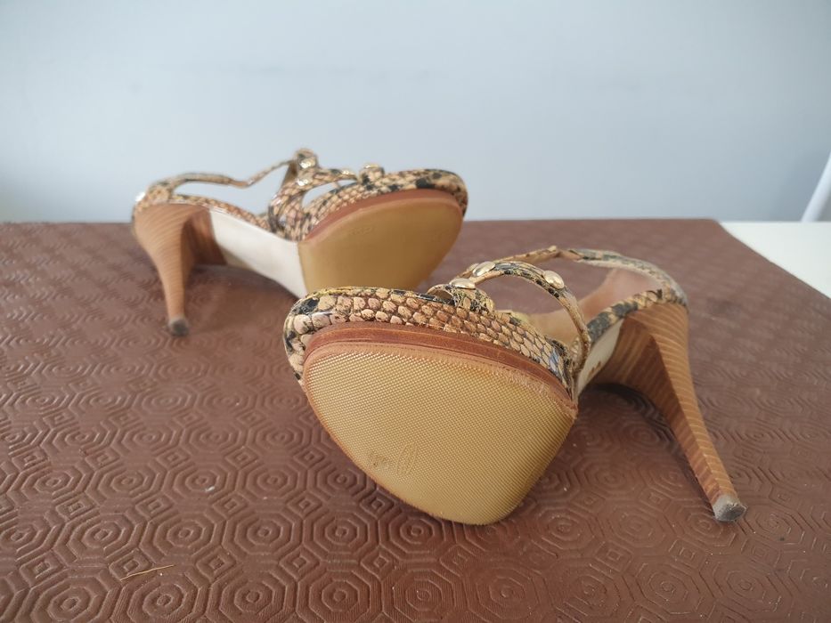 Sandálias marca Guess n°37 ( usadas uma vez )