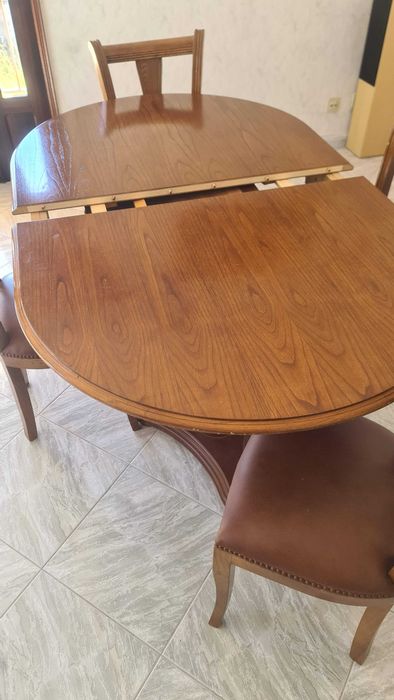 Mesa de sala e 8 cadeiras