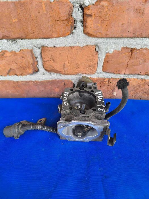 Дросельна заслінка VW Vento Golf III 1.8 бензин 051133015S