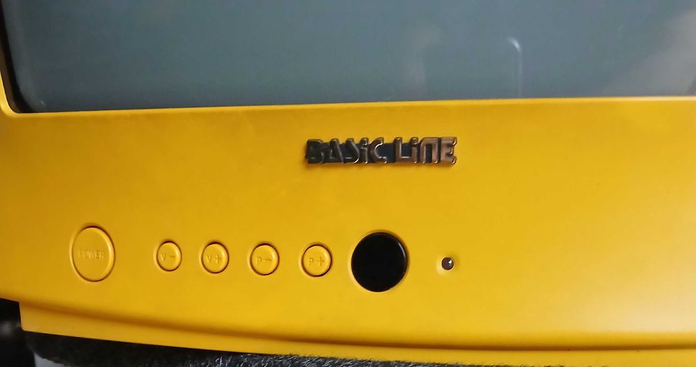 Televisão a cores CRT de 14 polegadas, da marca "Basic Line" num amarelo vibrante muito raro com um design icónico dos anos 90.