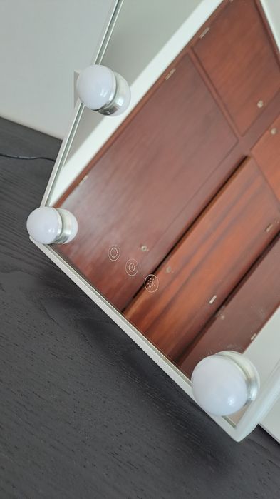 Espelho de maquilhagem profissional com iluminação
