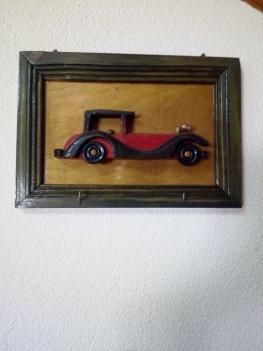 Quadro de madeira com carro miniatura e suporte de chaves