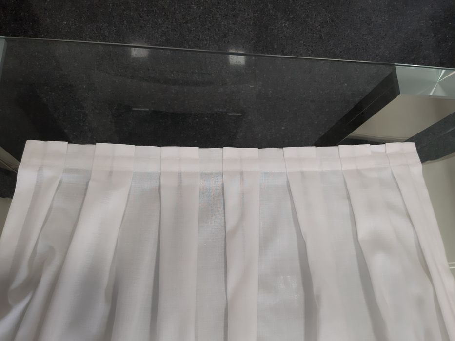 Cortinado bordado branco, usado