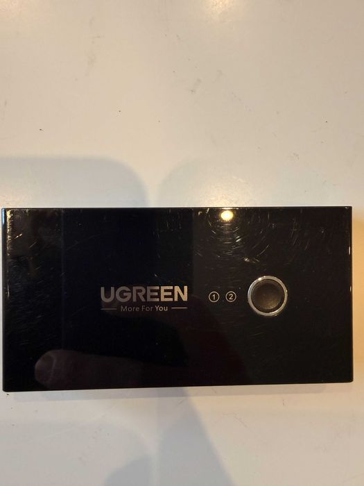 Switch USB UGREEN com marcas de uso