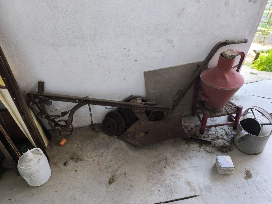 Arado de ferro antigo ideal para decoração.