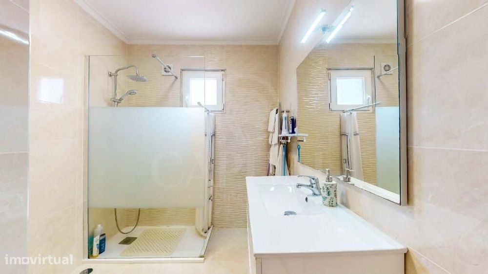 Apartamento T2 totalmente remodelado, com garagem e arrecadação, em Ca