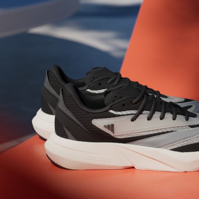 Кроссовки женские adidas LIGHTBLAZE  39,5 размер