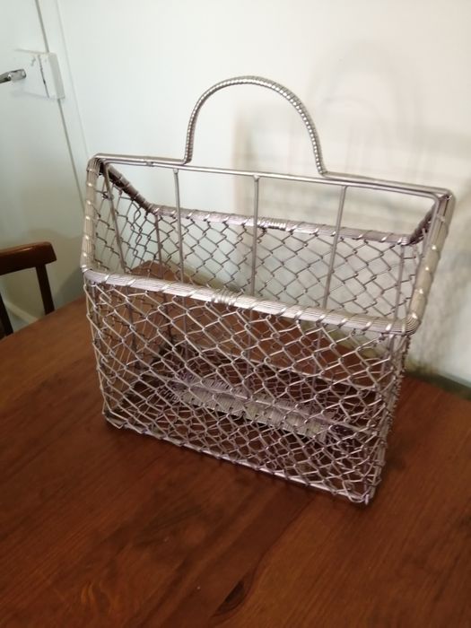 Porta garrafas (ou revistas) de "arame" com pega