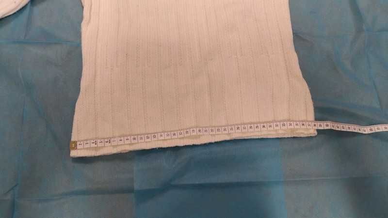 Piękny biały sweter golf