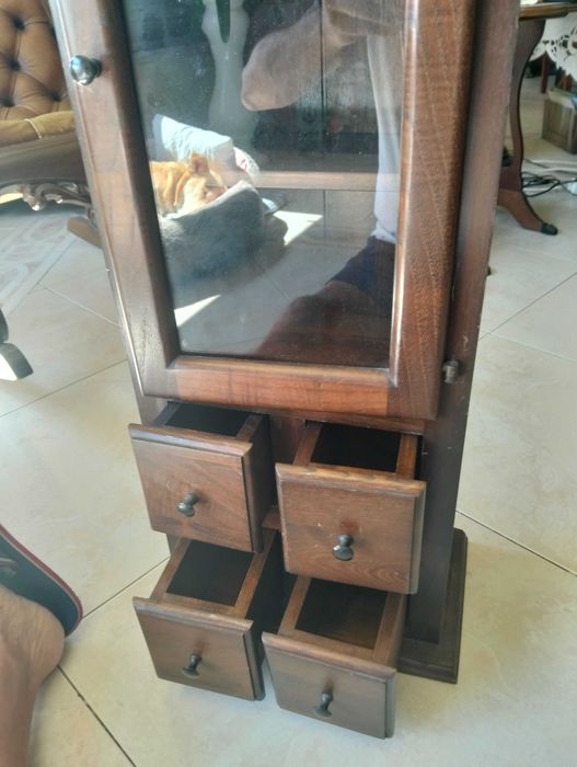 Pequeno movel vitrine de parede madeira maciça