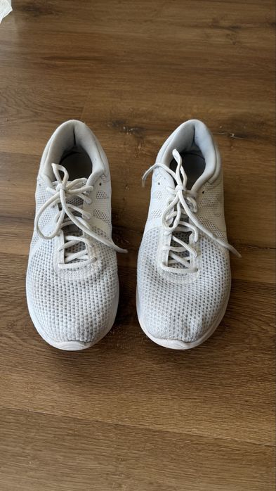 Ténis Nike brancos 43