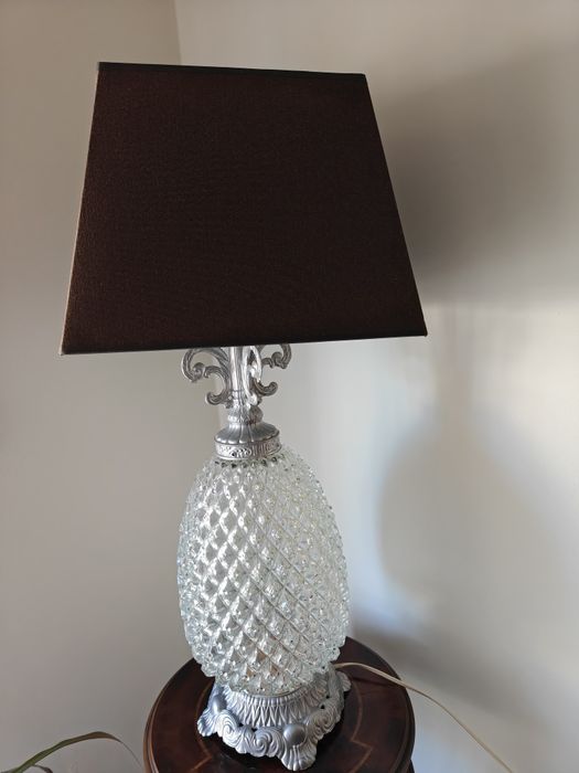 Candeeiro com base metálica e cristal