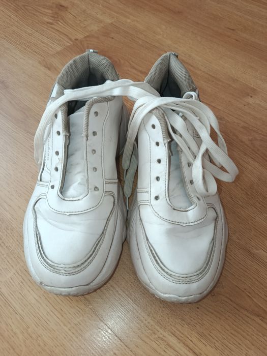 Віддам   кросівки