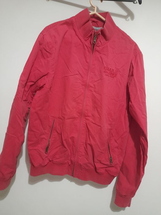 Blusão vermelho usado.