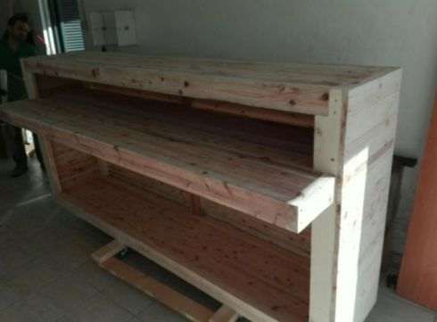 Balcão em madeira crua,muito robusto e rustica.