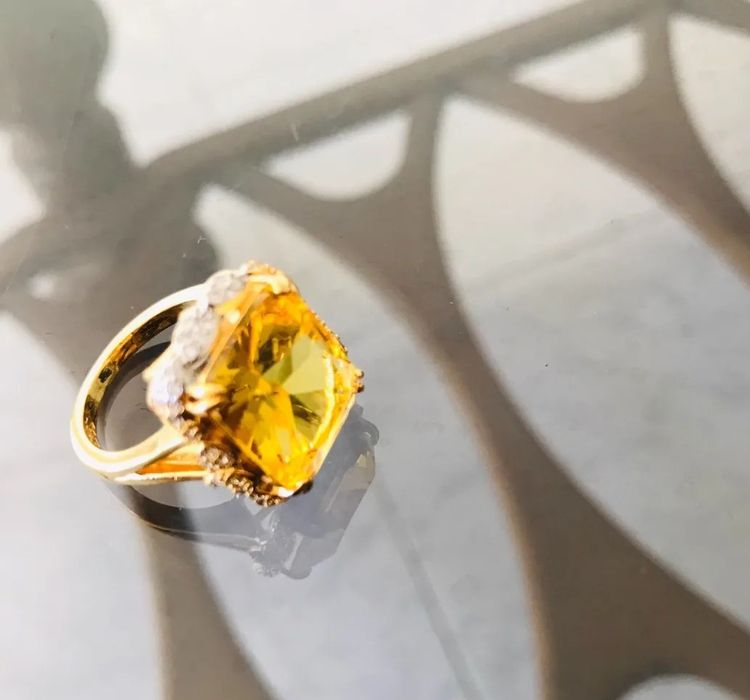 Anel de pedra preciosa estilo vintage à venda a preço especial.