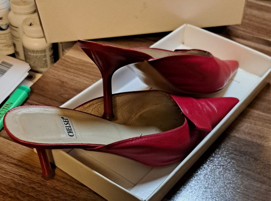 Śliczne klapki mule na szpilce