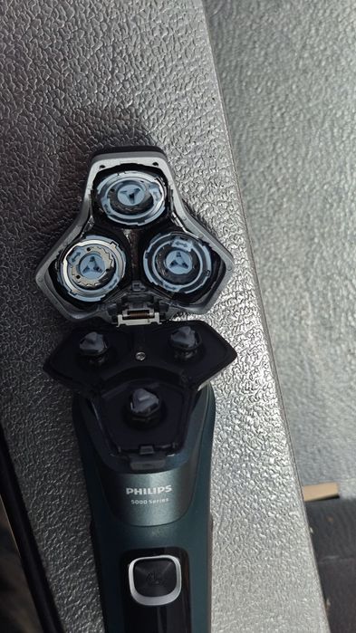 Електробритва Philips моделі S5884.