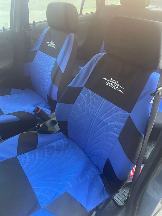 Продається автомобіль з мотоциклом.