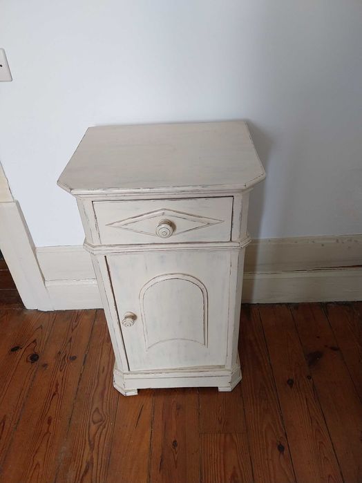 Mesa de cabeceira em madeira pintada