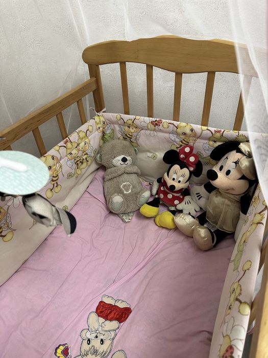 Дерев’яне дитяче ліжечко