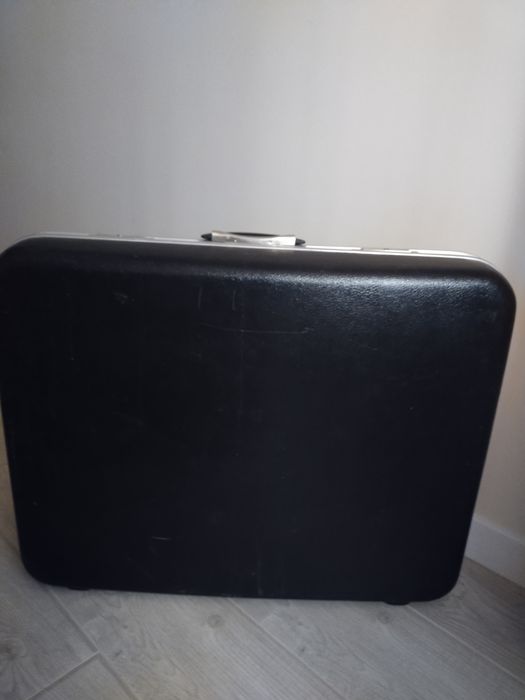 Винтажнв валізи пластик