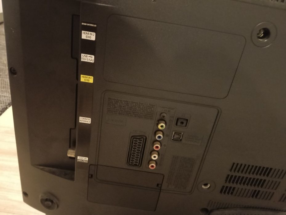 TV SAMSUNG 32 POLEGADAS com comando e cabo de energia