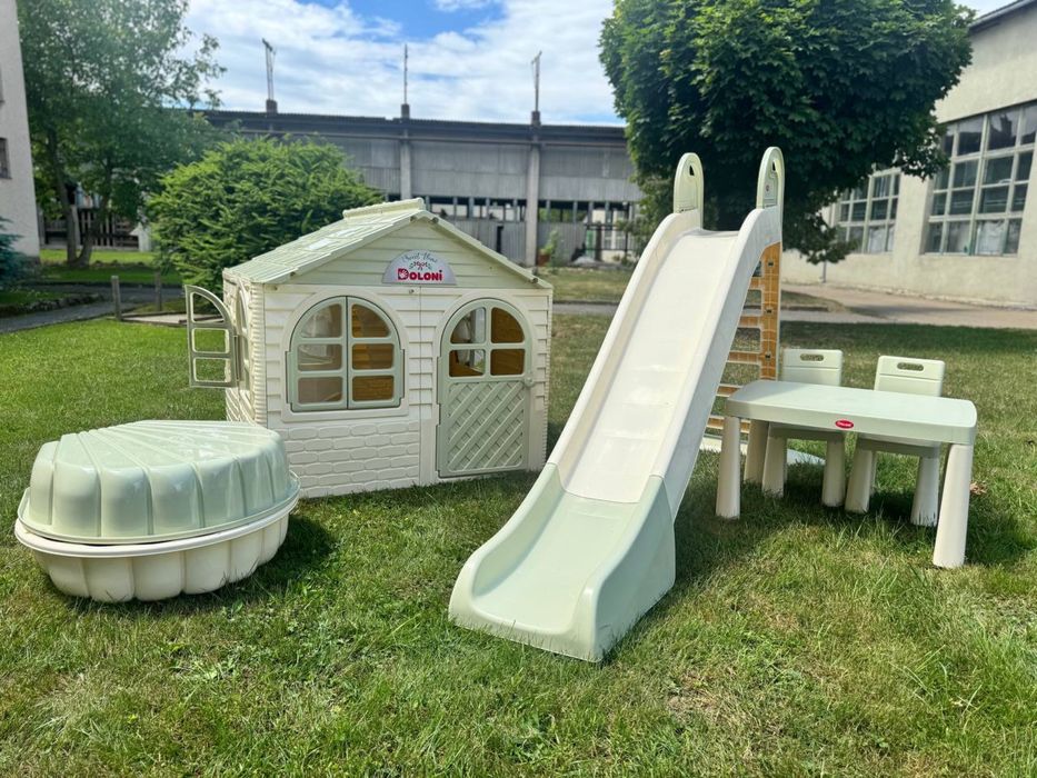 Розпродаж! Набір дитячий будиночок,гірка,пісочниця,стіл та стільці