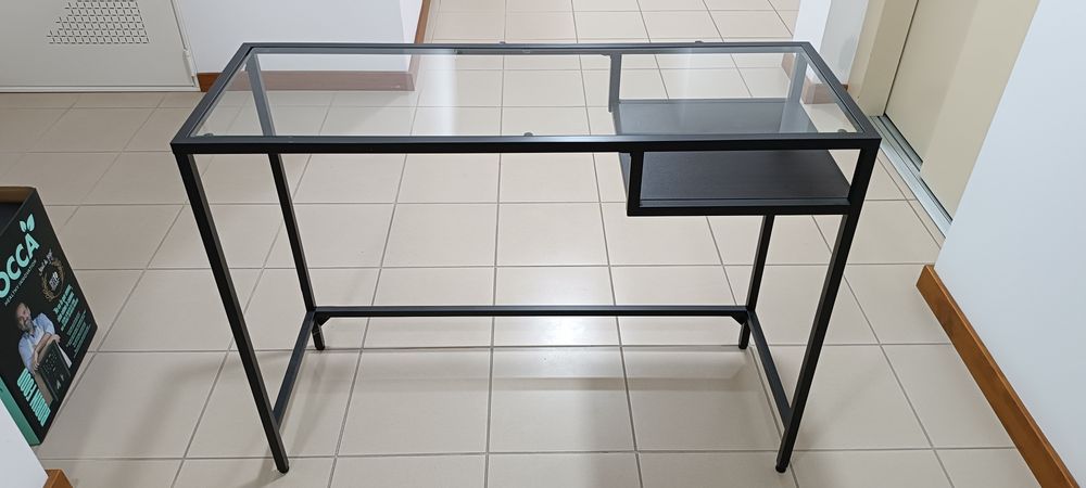 Secretaria de metal com base em vidro